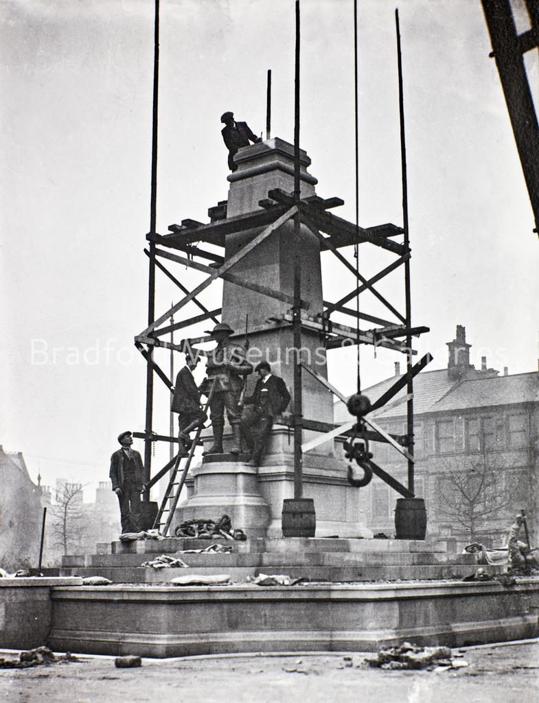 The construction of Keighley War Memorial in 1924. Photo from the Bradford Museums Photo Archive, Bradford Museums and Galleries.