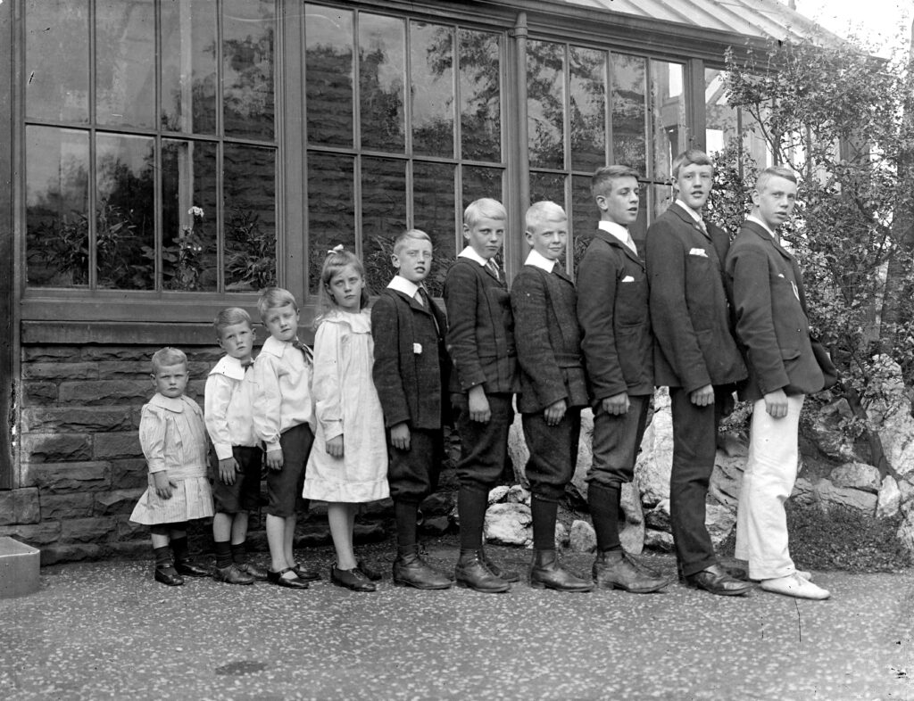 he whole family (left to right): Edward, Redvers, Basil, Agnes Dorothea (Dol), Henry, Thomas, Wilfrid, Geoffrey, Christopher and Leonard. 