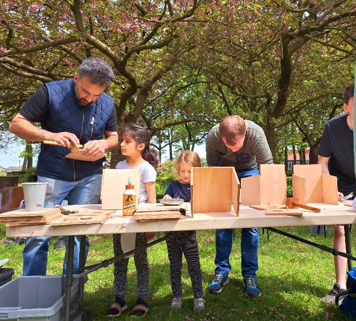 a group of Dads and Kids creating birdboxes