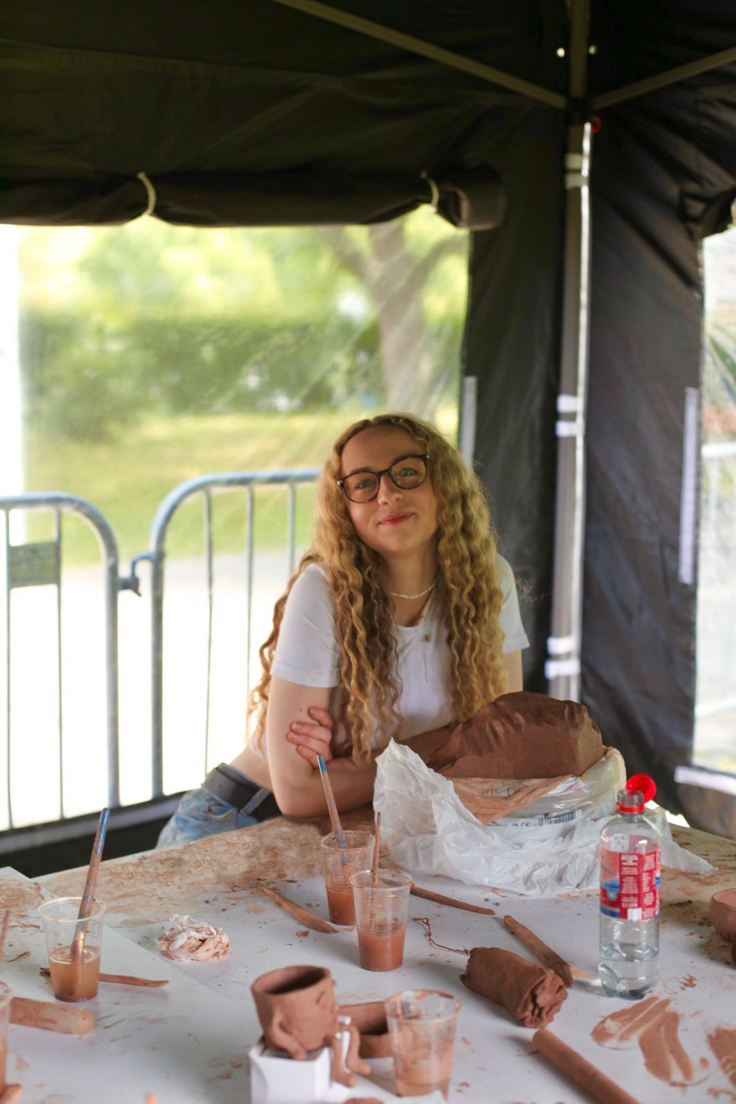 Jess (artist) posing with clay for a workshop