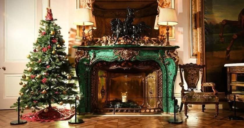 Christmas Tree by a malachite chimney piece (Green and gold)
