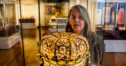 Women looking at a crown behind a glass case